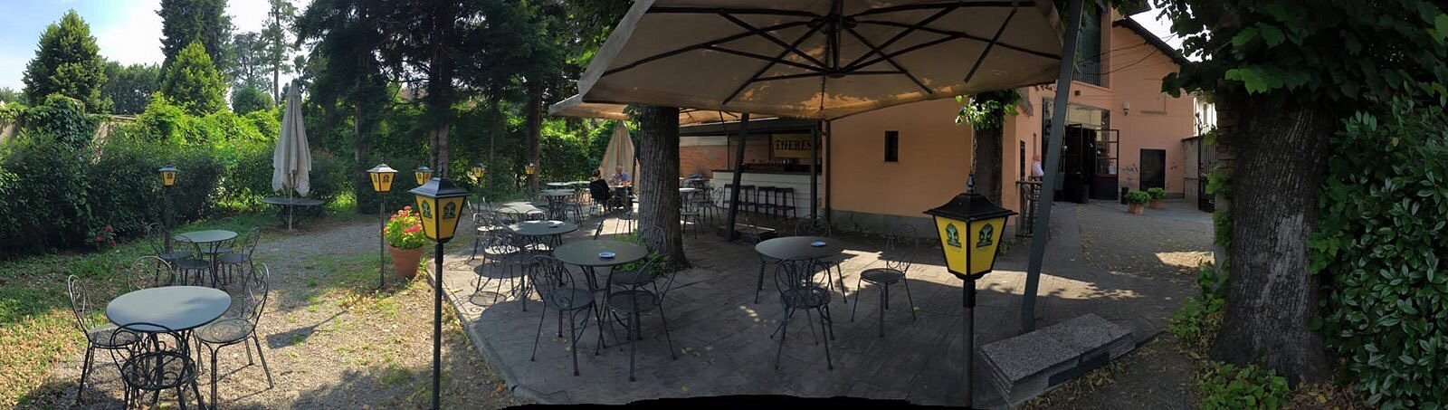 Dehors con tavolini e lanterne tra gli alberi