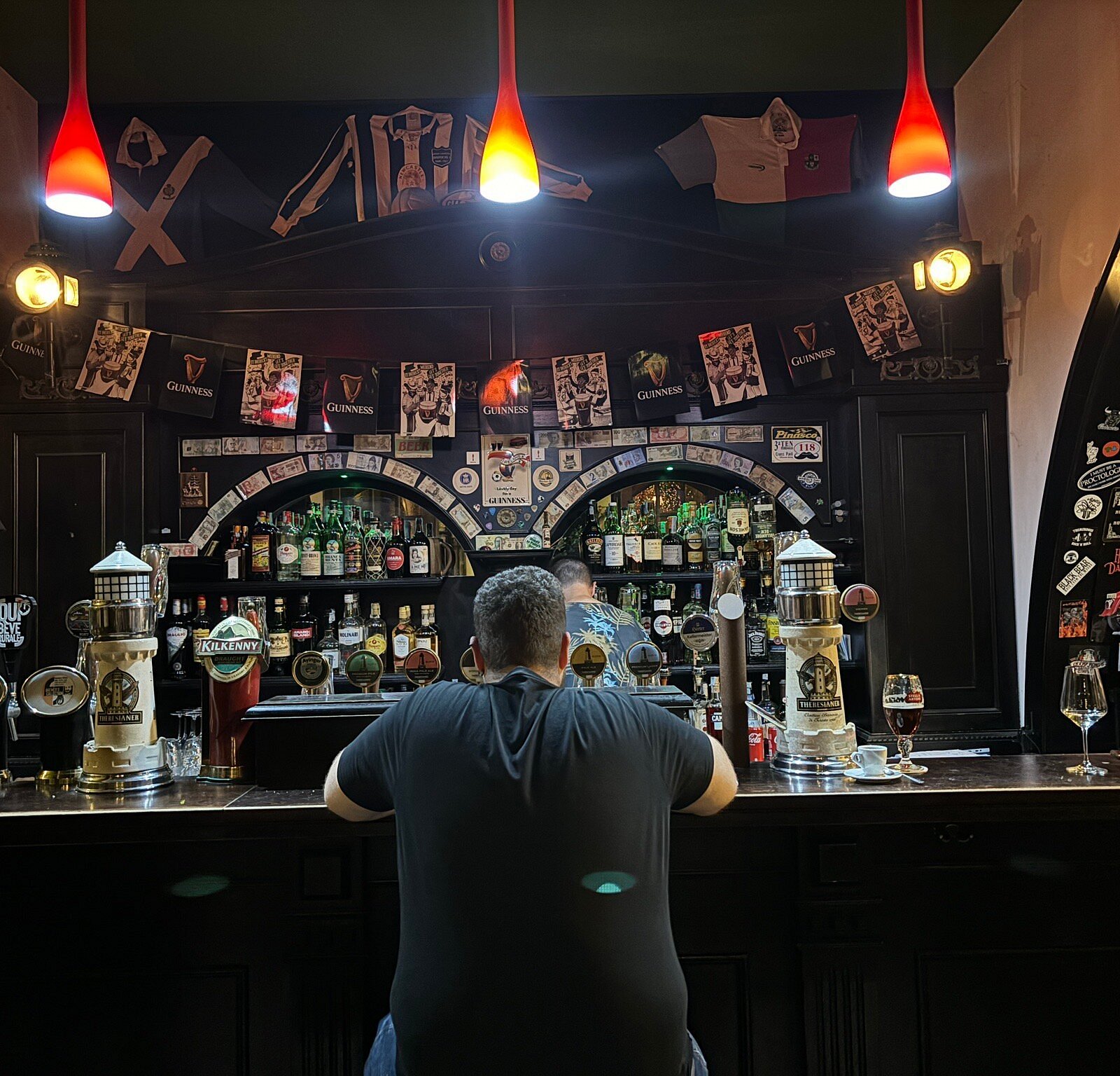 Bancone con spillatori di Guinness, Kilkenny e Theresianer